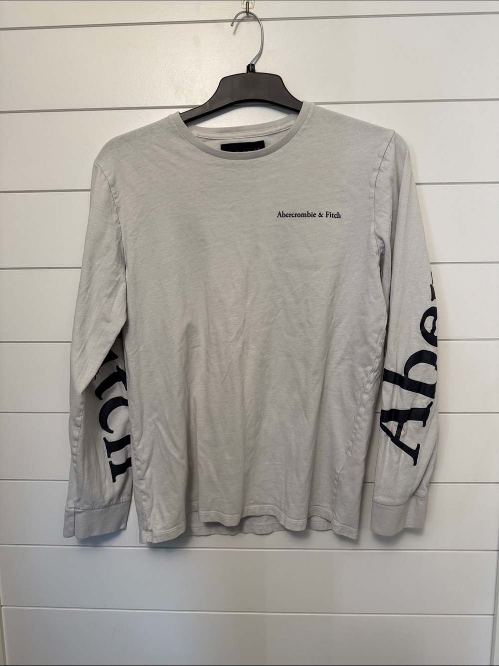 Abercrombie & Fitch Light Gray Long-Sleeve Logo Tee with Navy Sleeve Print